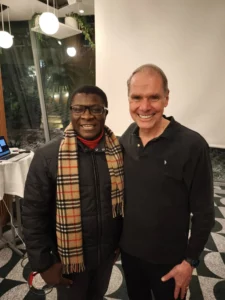 Photo du Père Antoine Thierry EDANG coach certifié et enseignant PNL, fondateur du Cabinet de transformation personnelle et spirituelle avec le COREC PNL et Robert Dilts expert mondial et l' une des figures emblématiques de la PNL