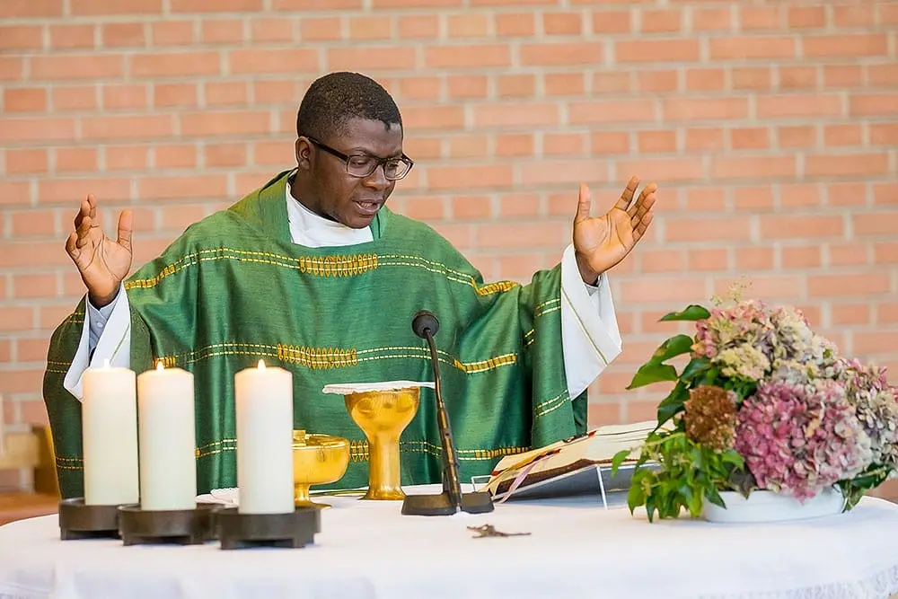 Le père Antoine Thierry EDANG, Coach certifié et enseignant de PNL, fondateur du Cabinet de transformation personnelle et spirituelle avec le COREC PNL,célébrant la messe