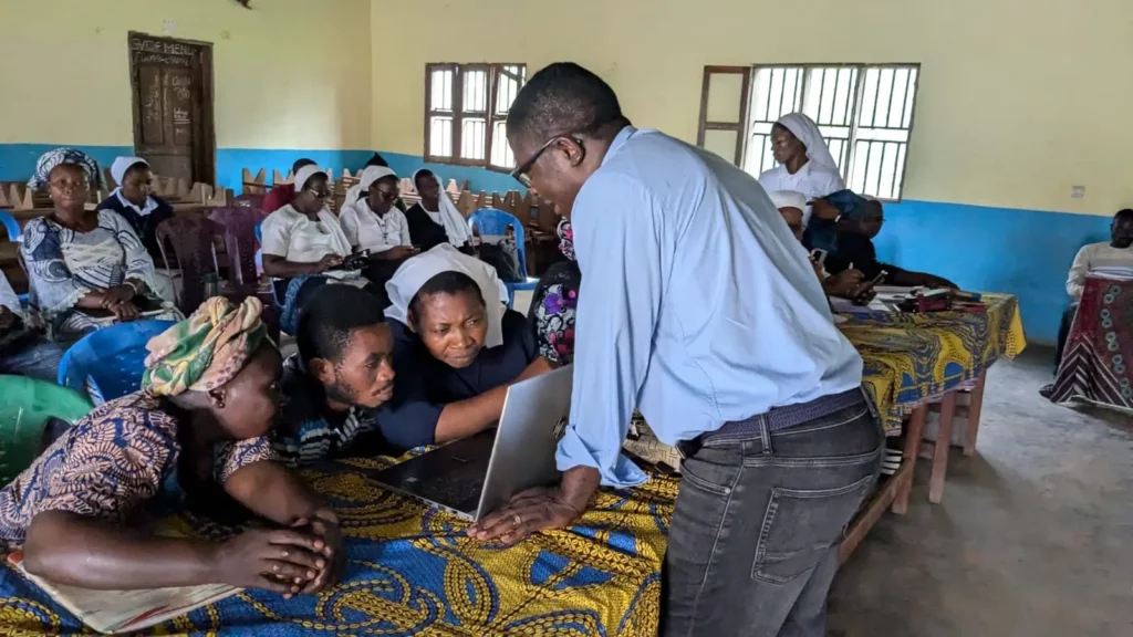 Père Antoine Thierry EDANG fondateur du Cabinet de transformation personnelle et spirituelle avec le COREC PNL, dispensant une formation en PNL dans une salle