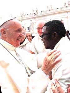 Image du Père Antoine Thierry EDANG coach certifié en PNL en discussion avec le Pape François