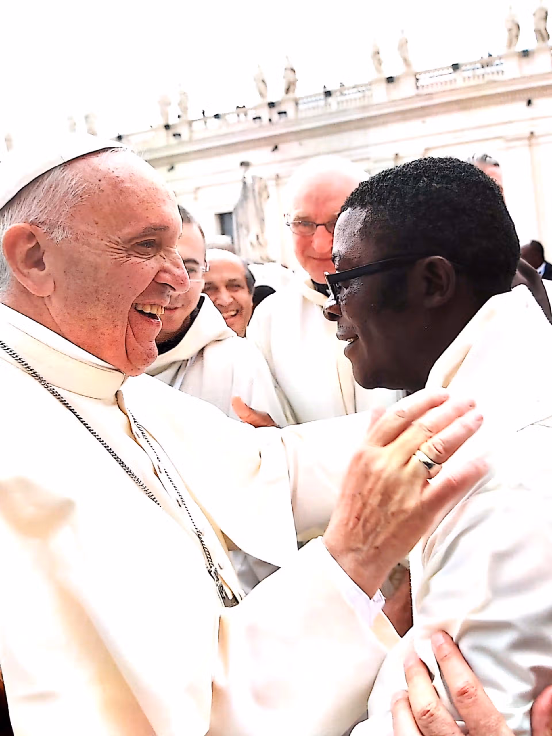 Image du Père Antoine Thierry EDANG coach certifié en PNL en discussion avec le Pape François