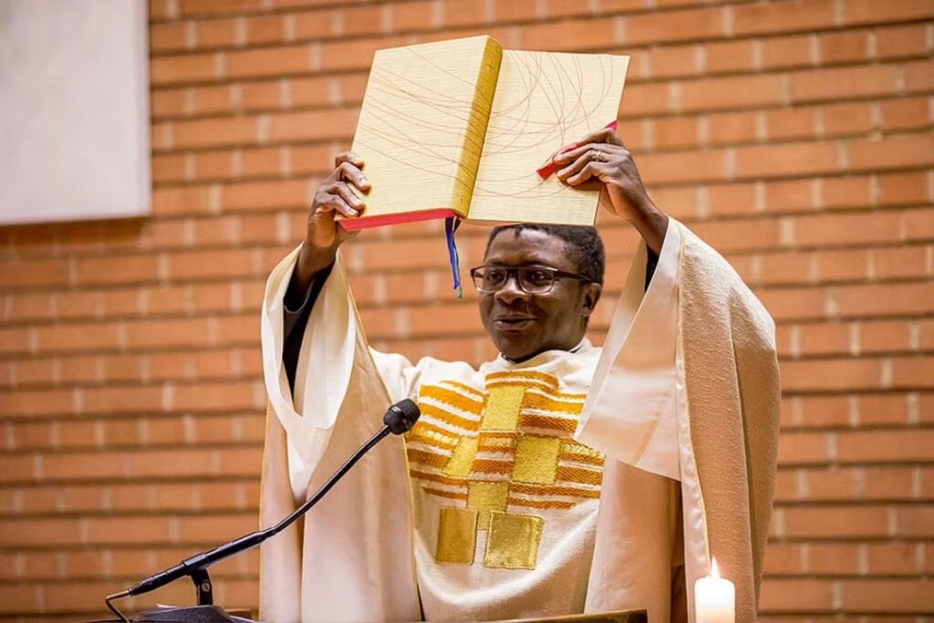 Photo du pére Antoine Thierry EDANG coach certifié en PNL et fondateur du Cabinet de transformation personnelle et spirituelle avec le COREC PNL, célébrant la messe